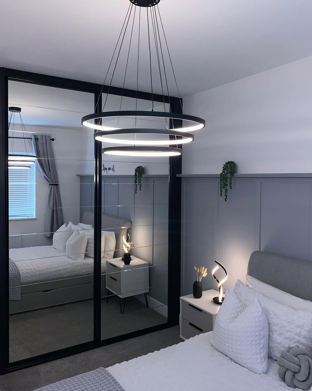 A Light-Filled Frame of Elegance 