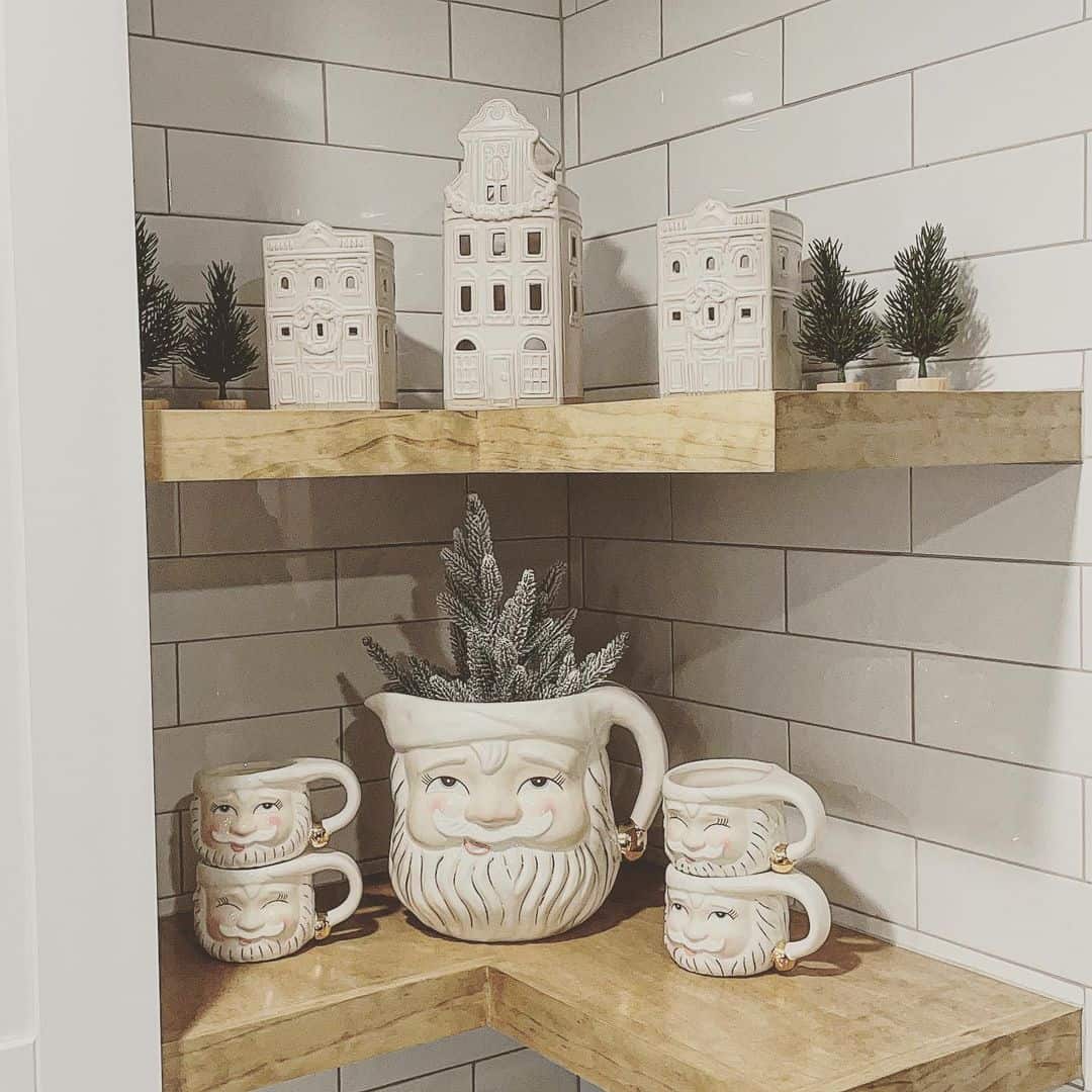 Farmhouse Kitchen Corner With Christmas Décor
