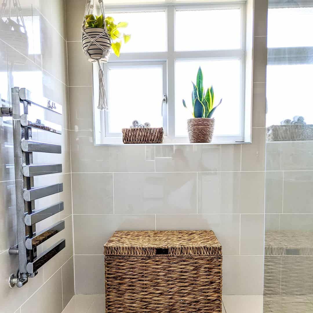 Modern Bathroom With Woven Décor