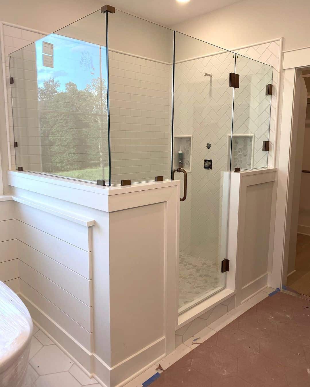 Corner Shower with White Shower Niche Pencil Trim