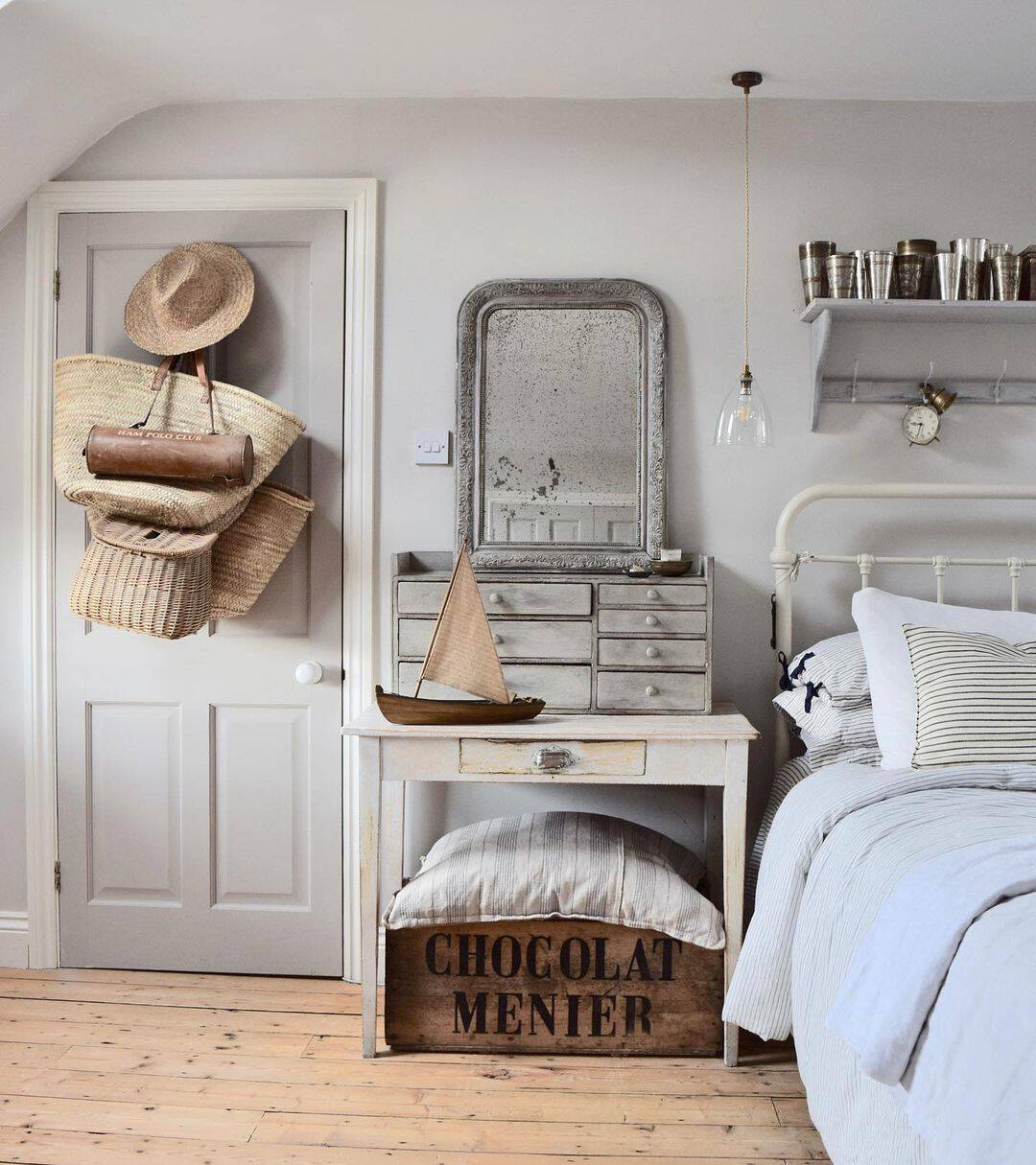 Nautical Bedroom With Glass Pendant Light