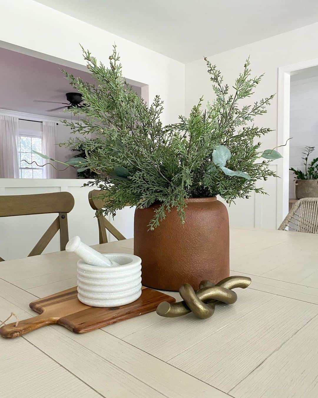Minimalist Farmhouse Dining Room Table Idea