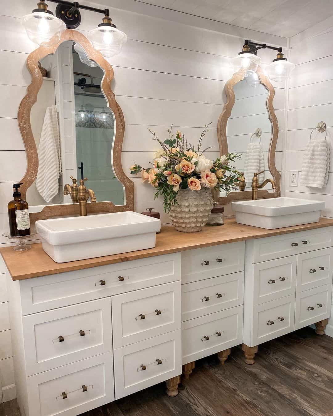 Unique Mirrors for an Eye-catching Design