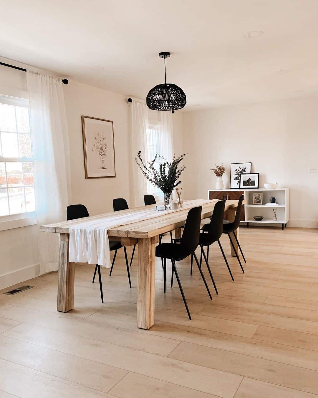 Contrasting Wood and Black DIning Room Décor