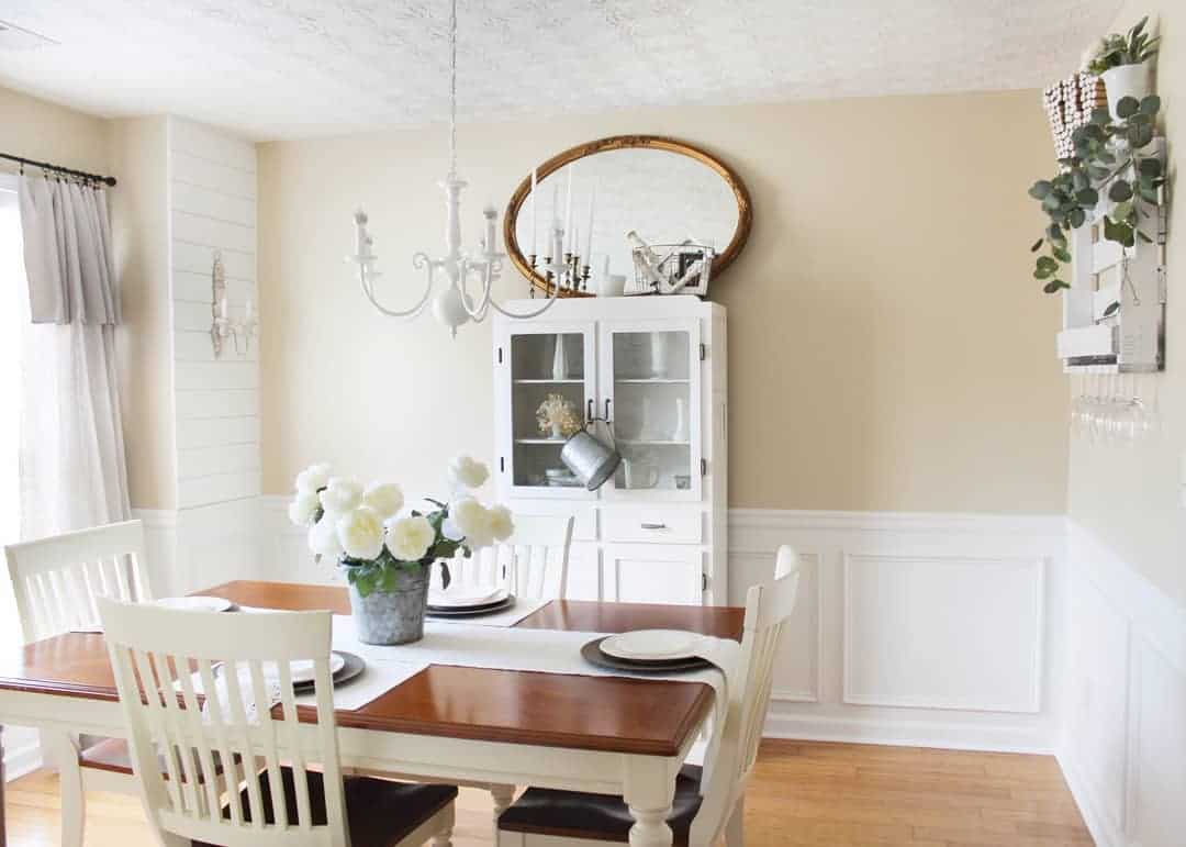 Elegant White Farmhouse Décor
