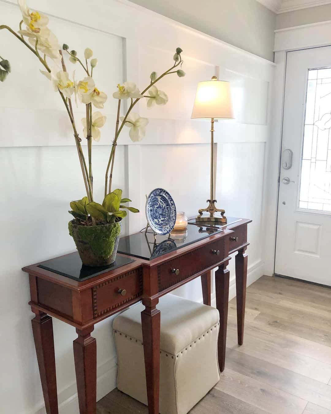 Entry Table Décor Ideas With Black Cherry Table