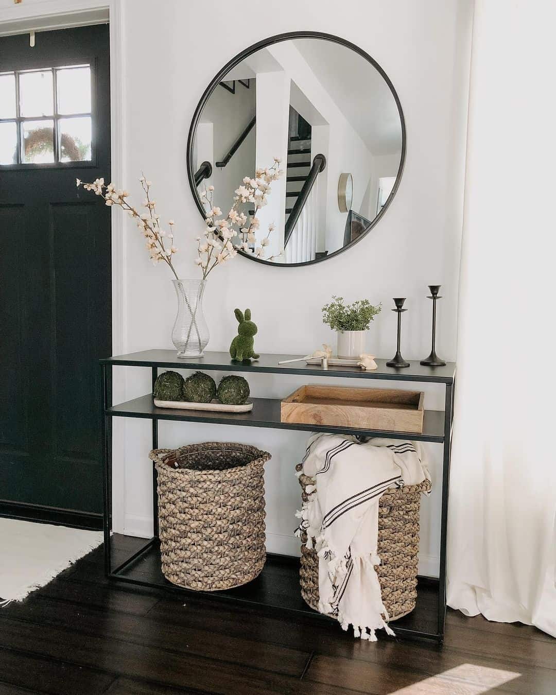 Entry Table Décor Ideas With Black Table