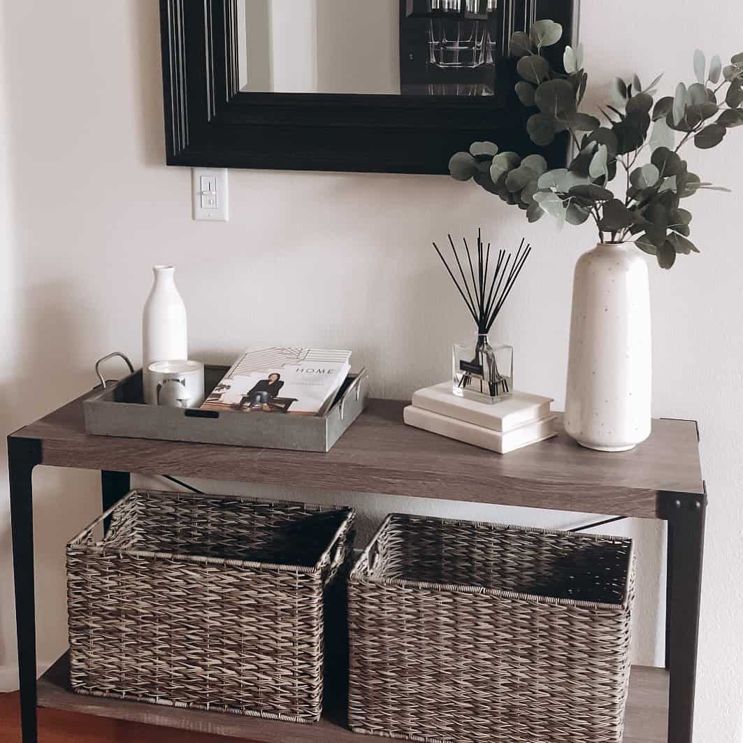 Neutral Entry Table Décor