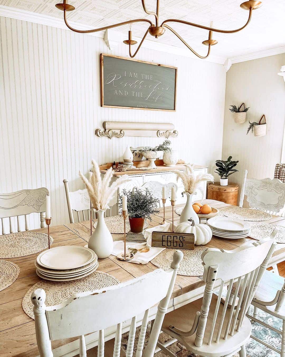 Neutrals and Gold Farmhouse Table Décor