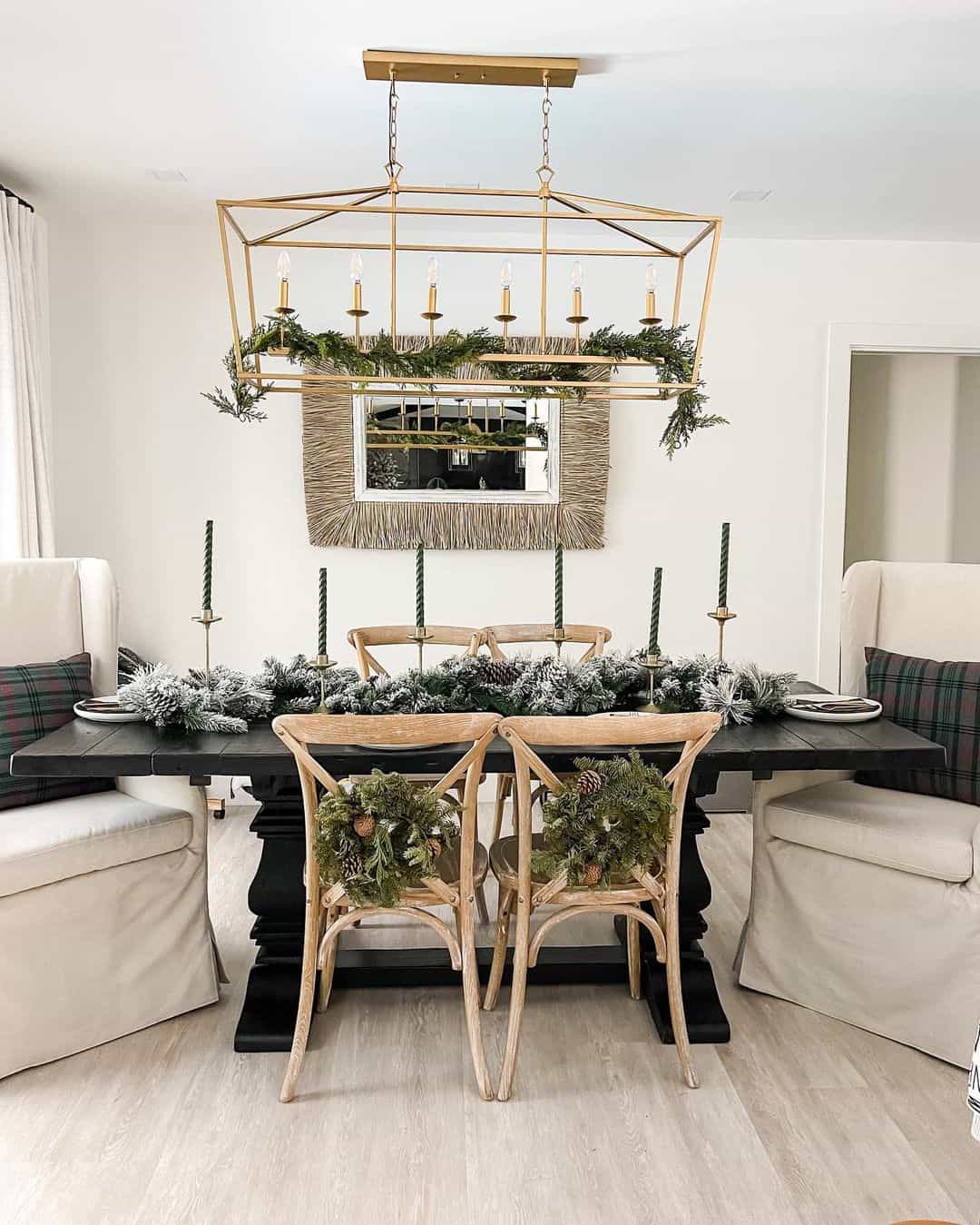 Striking Black and Gold Dining Décor