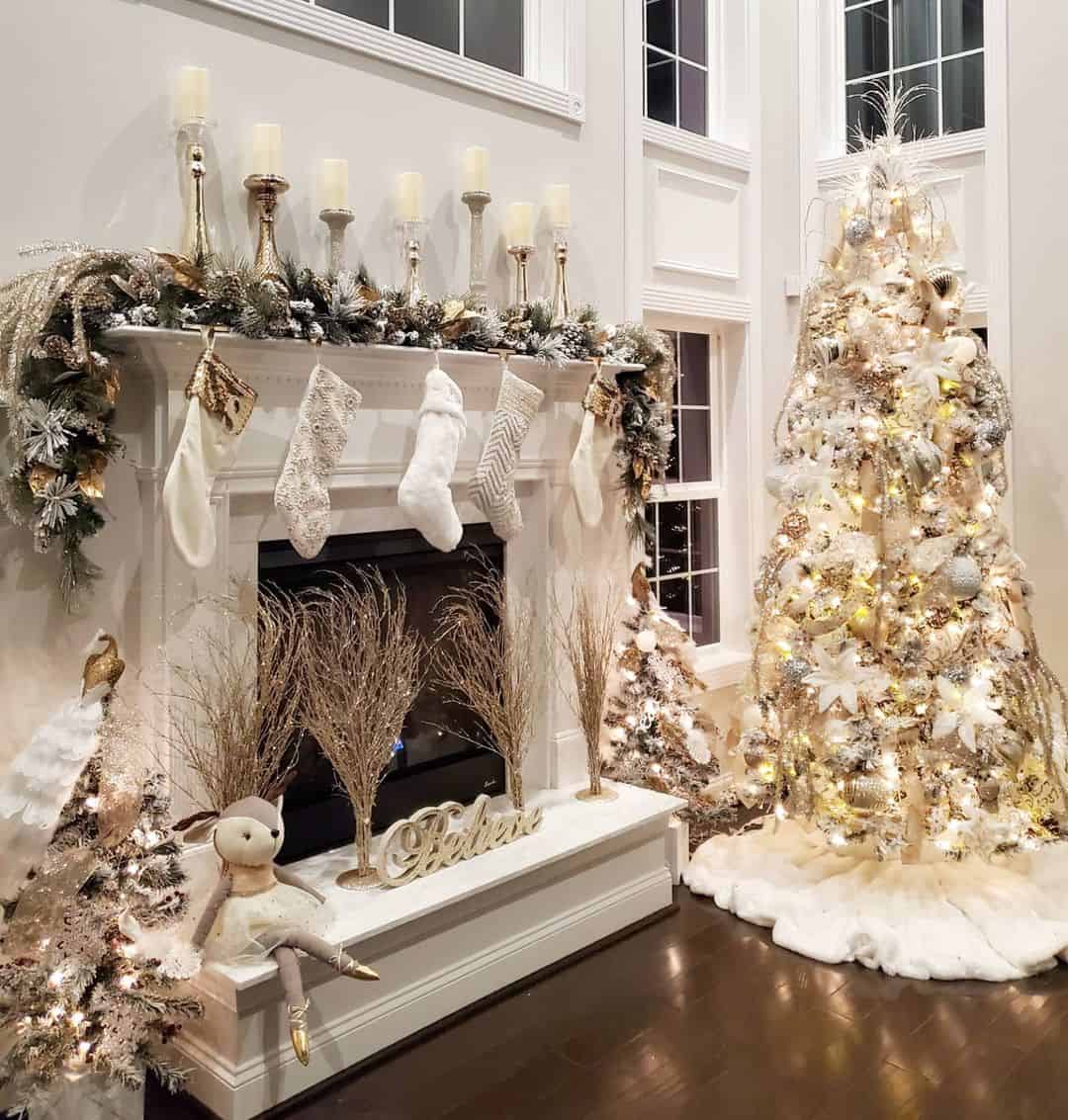 Elegant Cream and Gold Christmas Décor